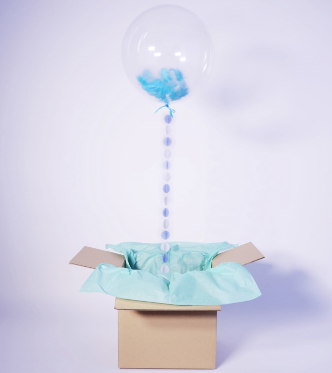 Heliumballong gefüllt mit blauen Federn
